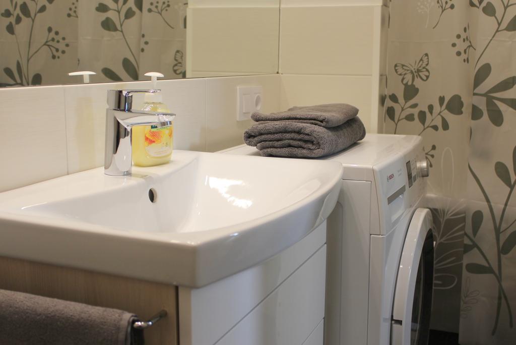 2 Room Apartment In Embasy Area Рига Экстерьер фото